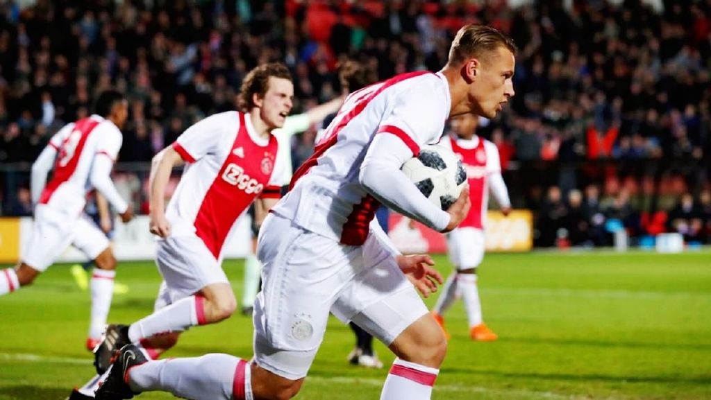 阿贾克斯：欧冠赛场的逆袭与坚守